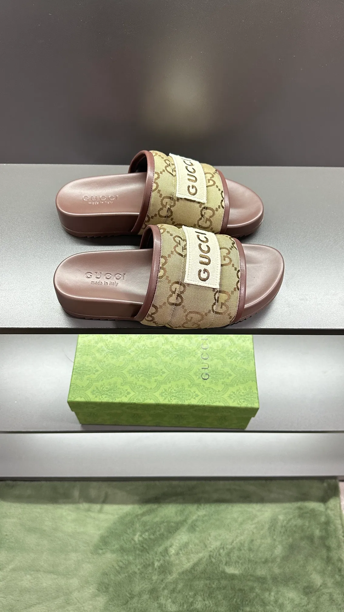 [G Family Couple Style] P: 300💰Female size 36~40 Men's size 39~45, (46. Custom-made Unisex GG slippers This slipper is made of GG polyester fiber and is decorated with a Gucci label on the front, adding a striking logo feel to the style. Beige GG recycled polyester fiber Unisex leather trim "Gucci Made in Italy" embroidered label Rubber sole Flat Made in Italy